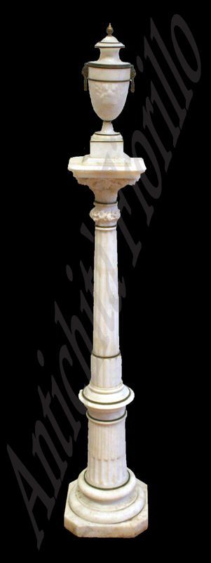 Pedestal com vaso antigo de mármore. Época de 1800.